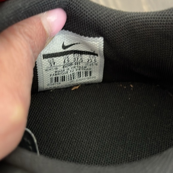 Boys Nike soccer cleats in good used condition. Black color with white swoosh. - Picture 3 of 3